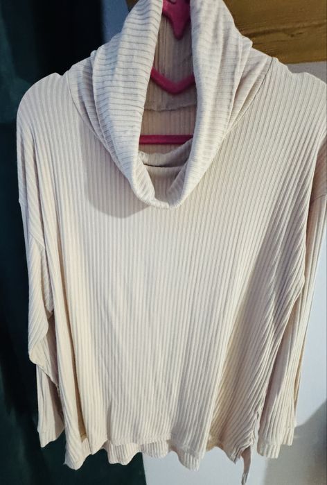 Костюм бежевого кольору з ліоцелу