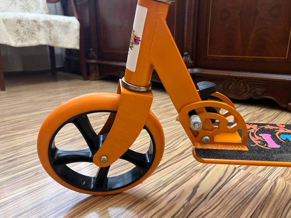 Фірмовий дитячий самокат