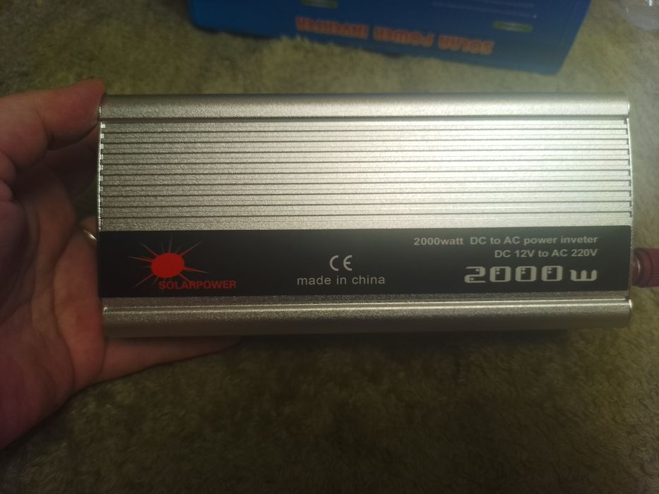 Автомобільний інвертор c 12V на 220V