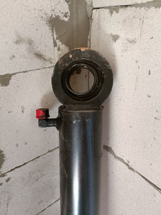 Гідроциліндр до маніпулятора , трактора , ковша ,ескаватора