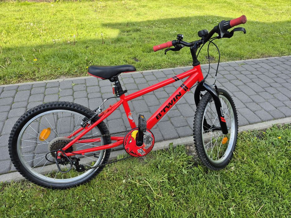 Rower b-twin 20 cali dla chłopca z przerzutkami.