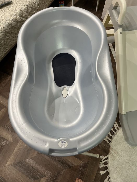 Дитяча ванночка з підставкою на ніжках