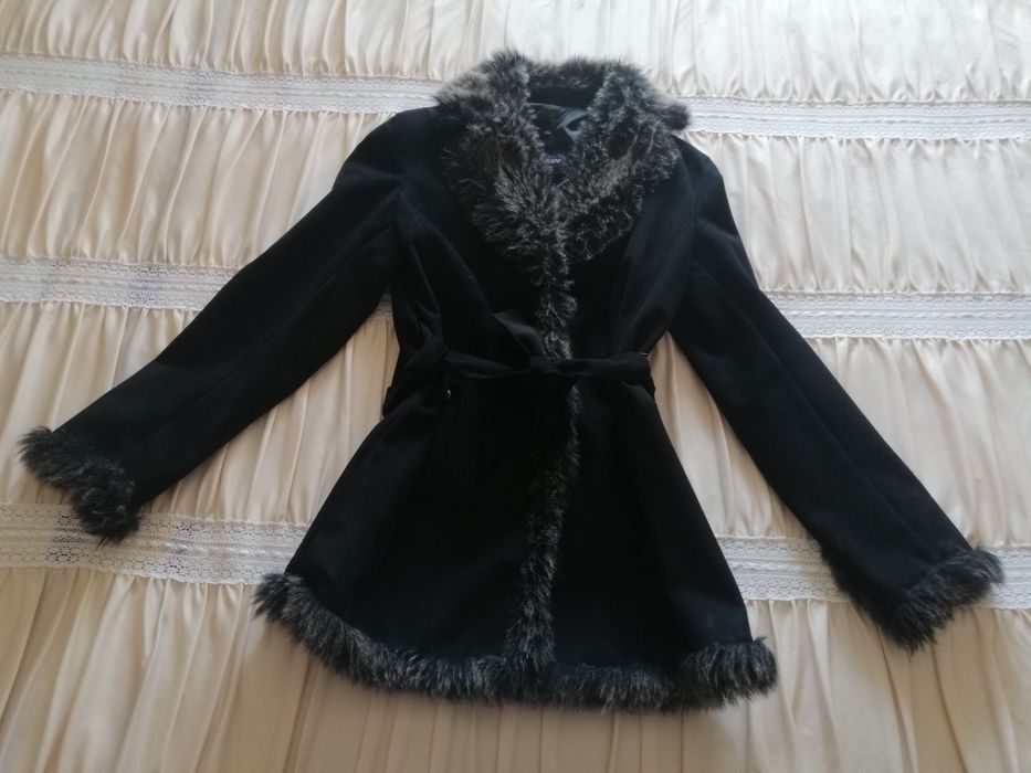 Casaco preto com pelo e cinto