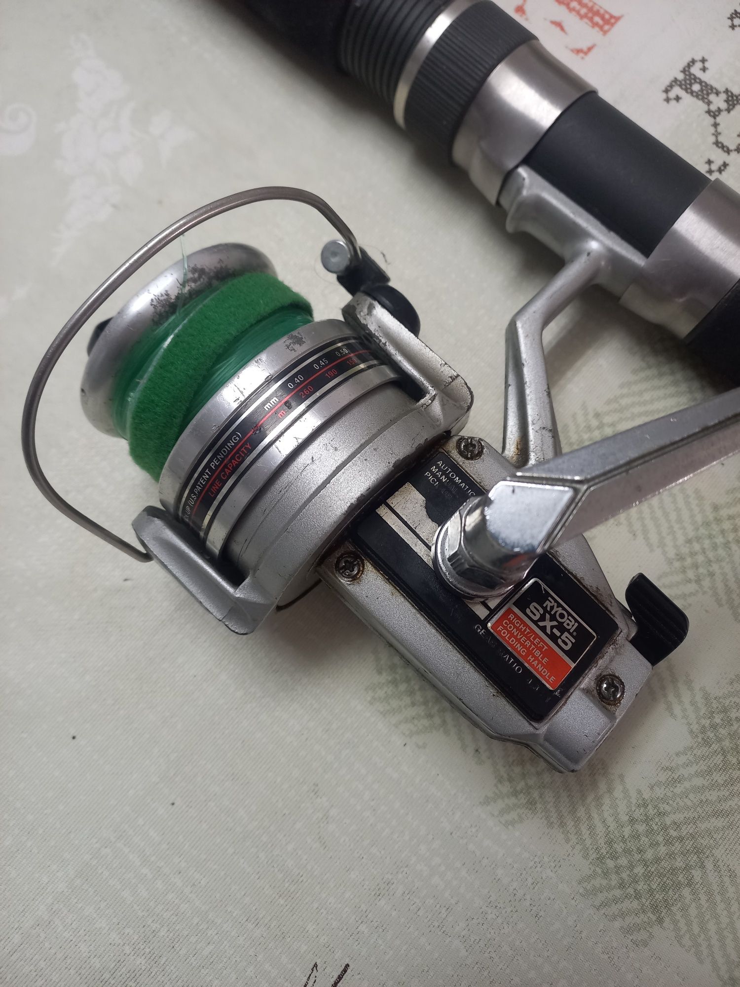 Cana de pesca, mar e rio em bom estado