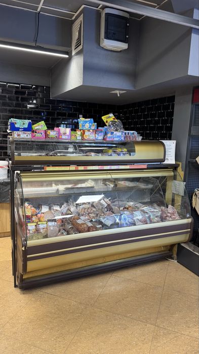 Sprzedam sprawną ladę na mięso i sery z nadstawką .