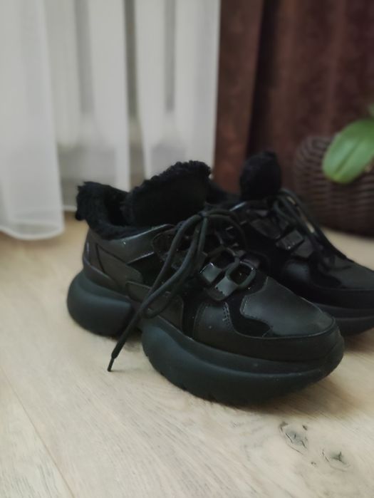 Зимові жіночі кросівки