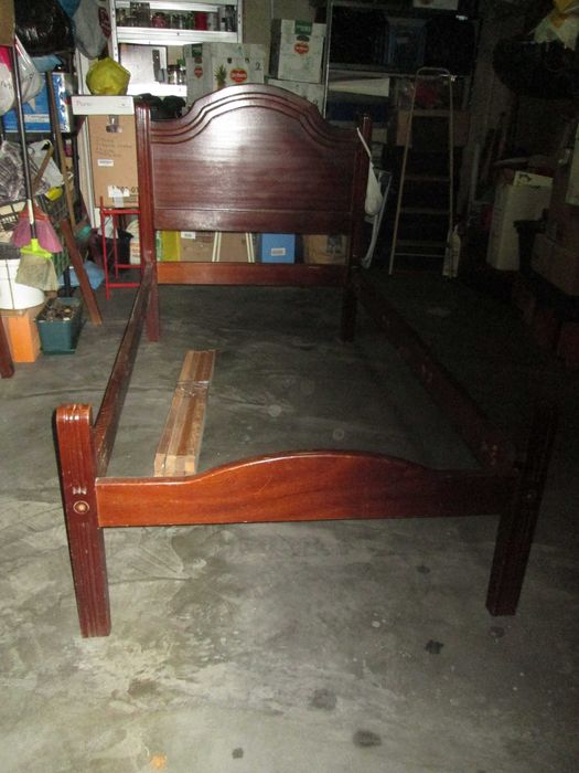 Espelho, camas solteiro, estrado articulado, colchão e banco de pés