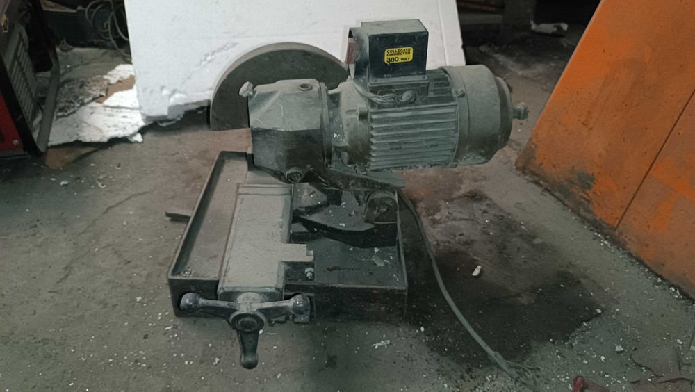 Máquina de cortar ferro