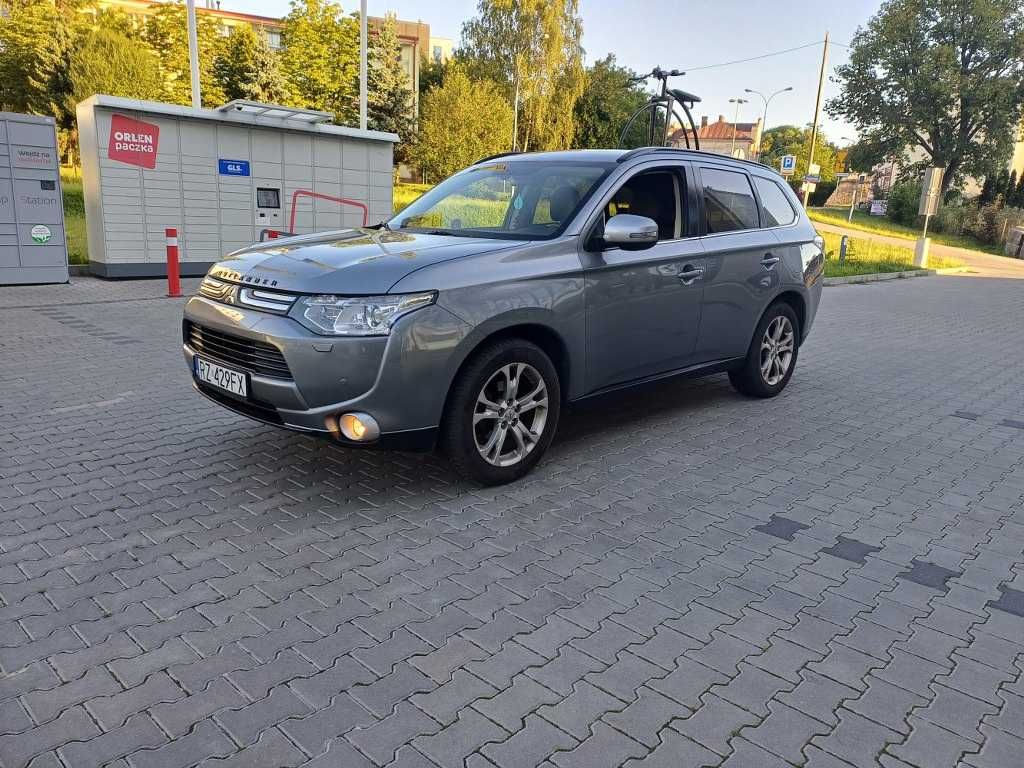 Outlander III 2.0 benzyna automat 7 osob skóra navi
