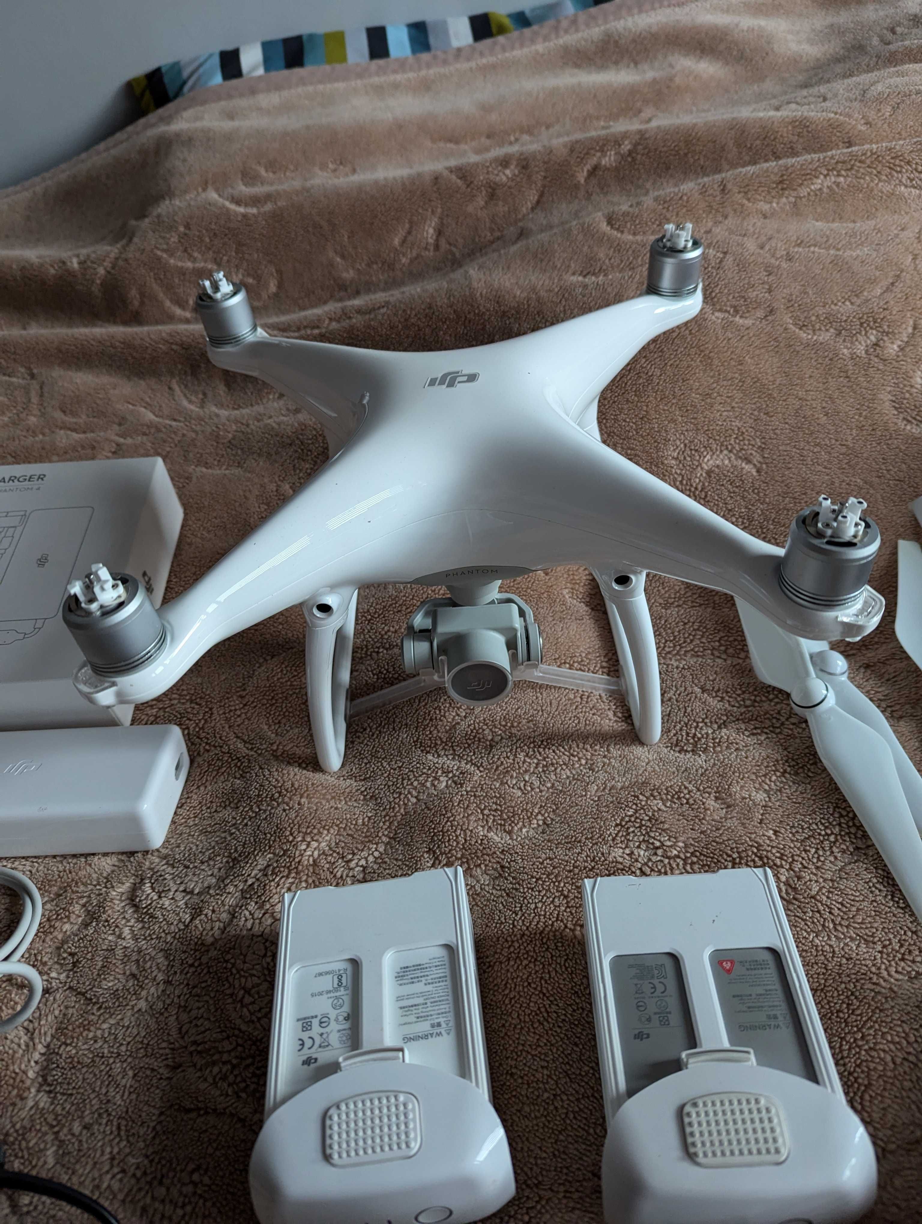 Dron DJI Phantom 4 z walizka MC-CASES I 2x baterie