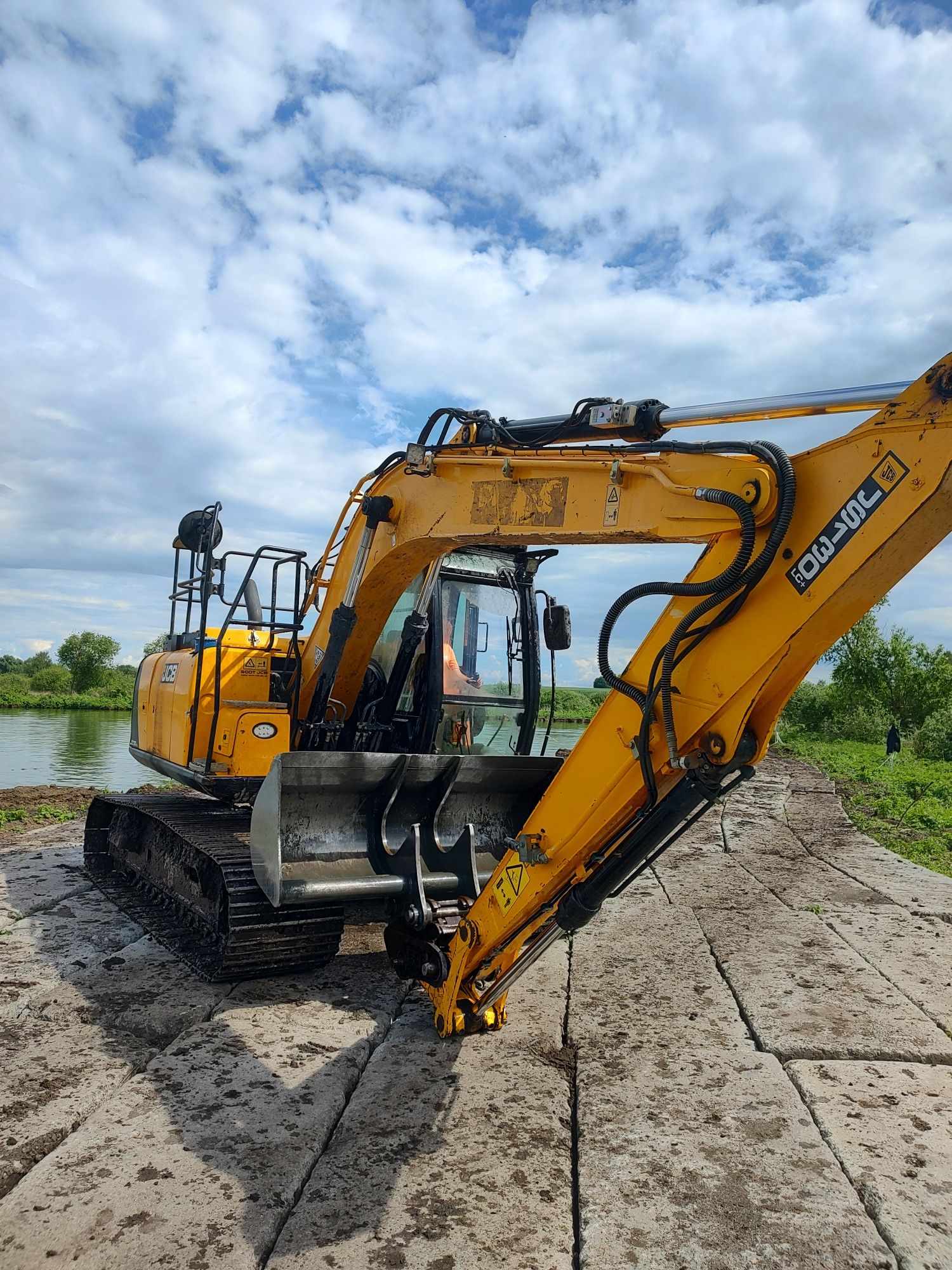 Jcb jc 130 Lc + гусеничний екскаватор