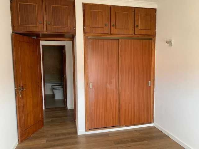 Arrenda-se T2 com Garagem a 5 min estação comboios São João Estoril