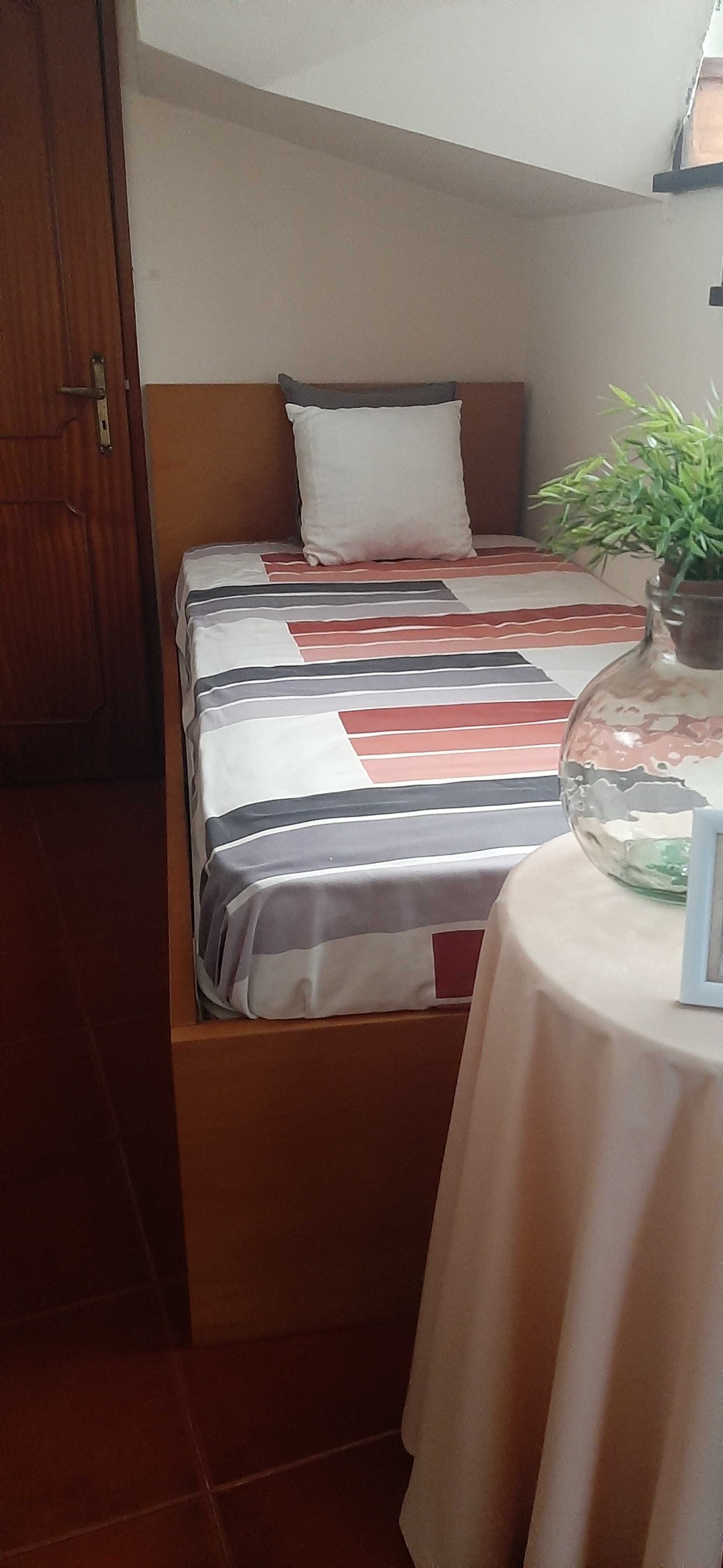 Cama dupla em Madeira maciça - 2 camas de solteiro + 2 colchões