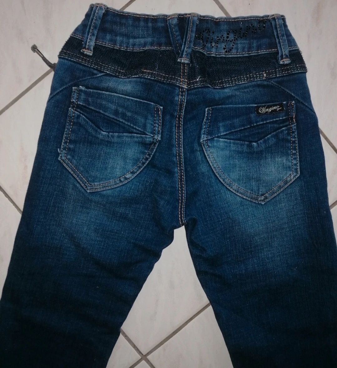 Dziewczęce jeansy firmy Vingino w rozmiarze 122