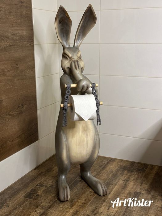 Drewniane rzeźby – wyjątkowe stojaki na papier toaletowy