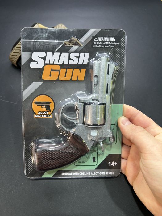 Металевий револьвер Colt на пістонах