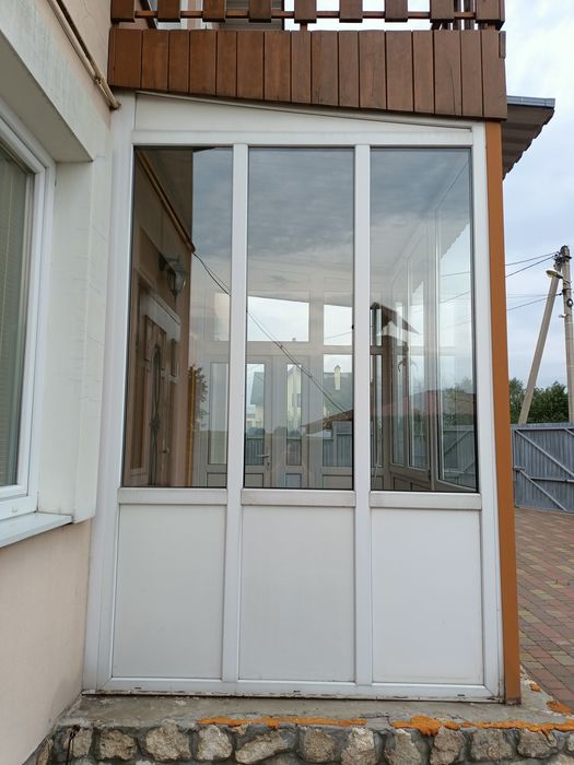 Віконна конструкція на ганок
