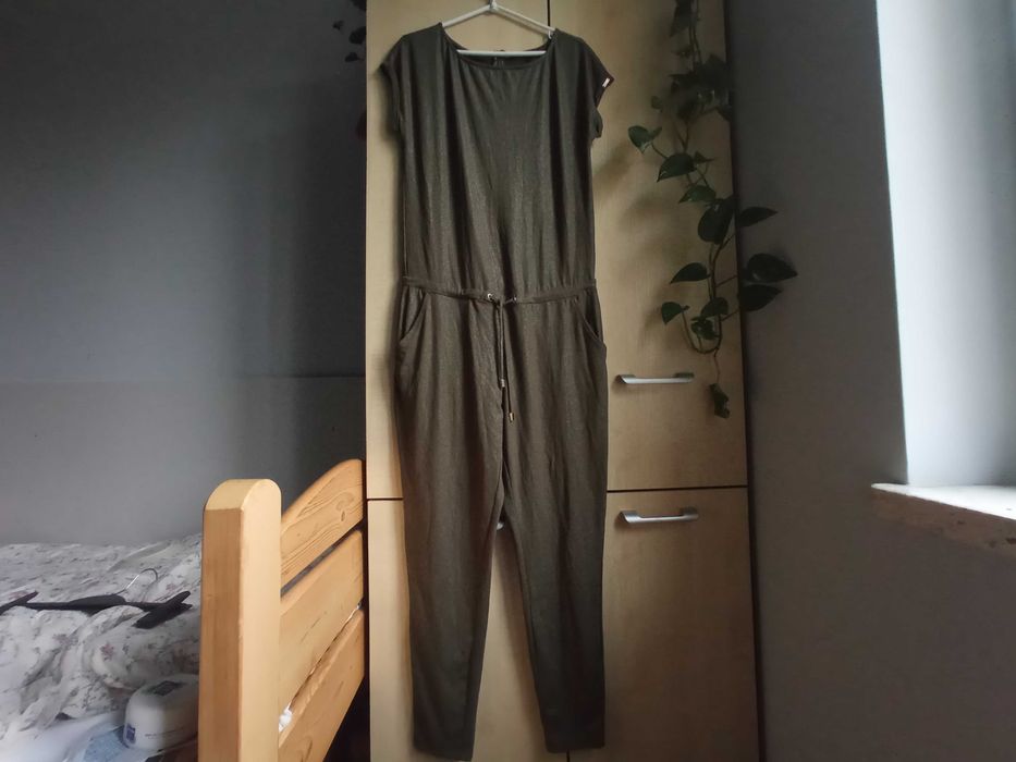 Długi kombinezon z brokatowym połyskiem khaki Mohito basic 40 L