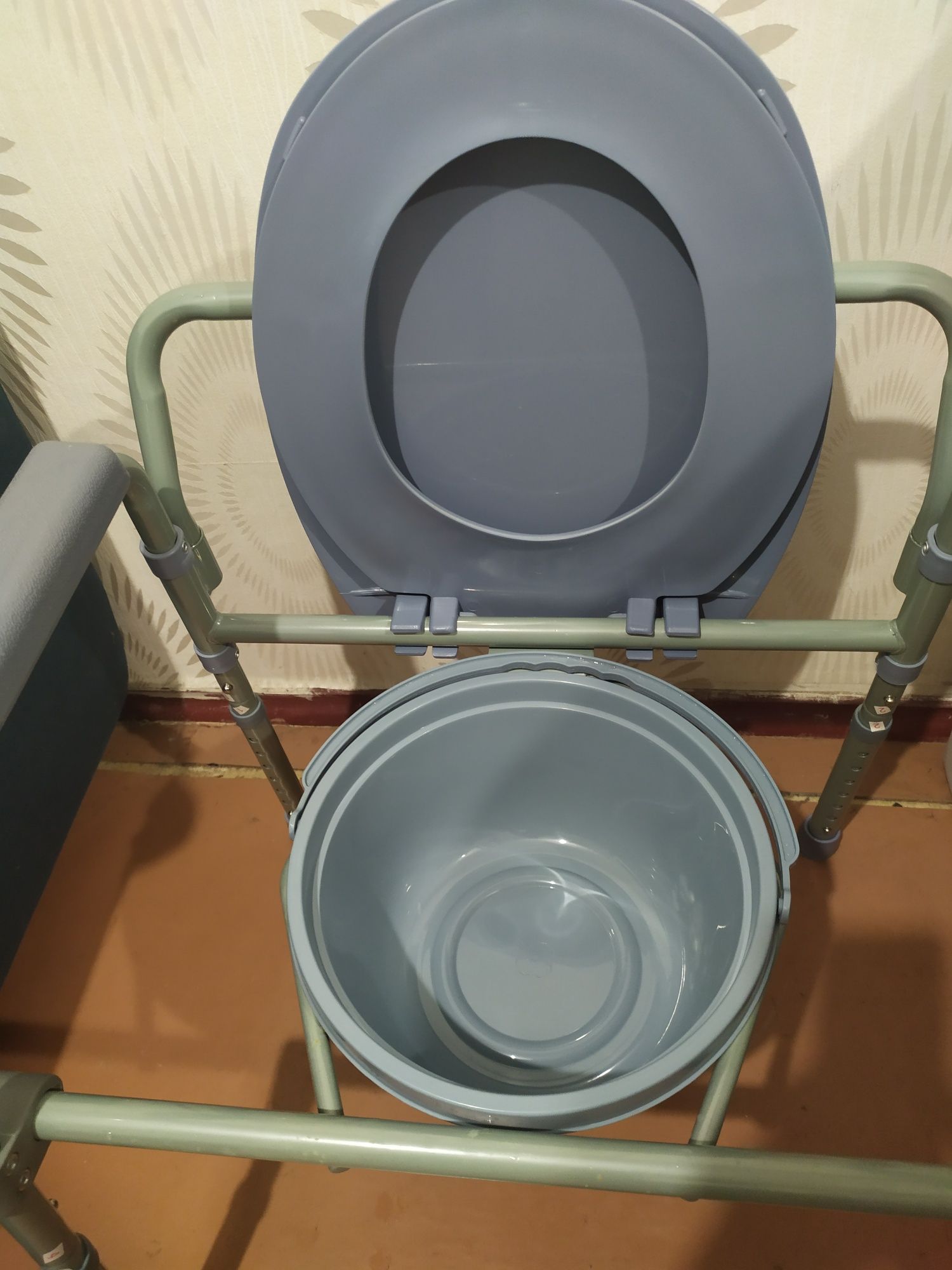 Крісло - туалет (стілець) для людей похилого віку