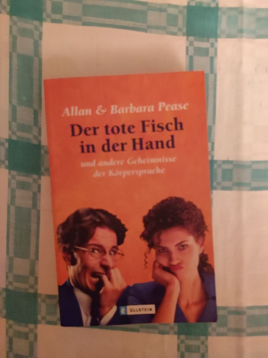 Książka po niemiecku " Der tote Fisch in der Hand" Allan i Barbara Pea