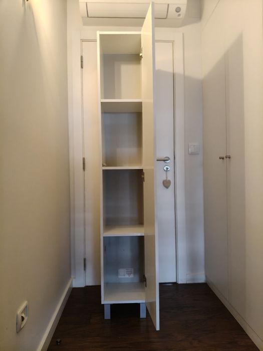 Armário branco lacado com as medidas de 0,30 x 1,80 mt.