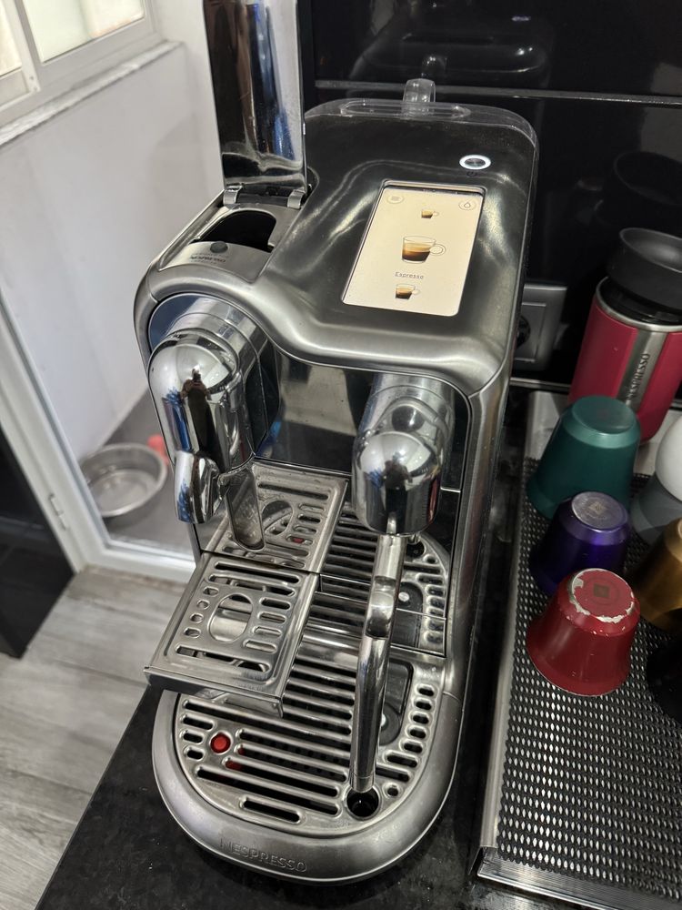 Máquina Café Nespresso Creatista Pro
