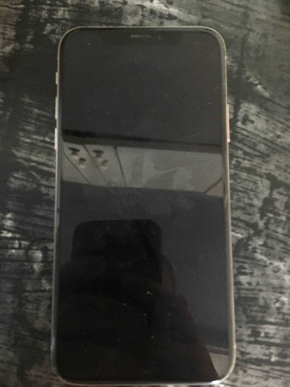 Продам iPhone X.