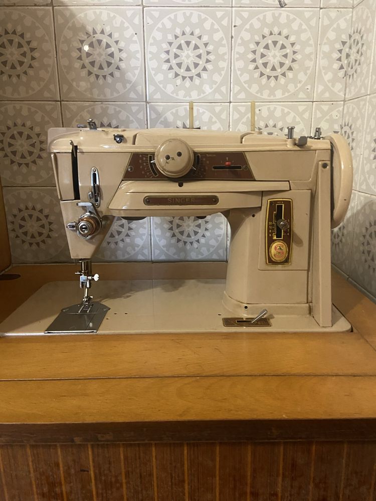 Maquina Singer com ligação eletrica