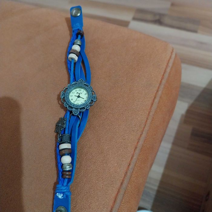 Relógio a funcionar azul e alfinete originais