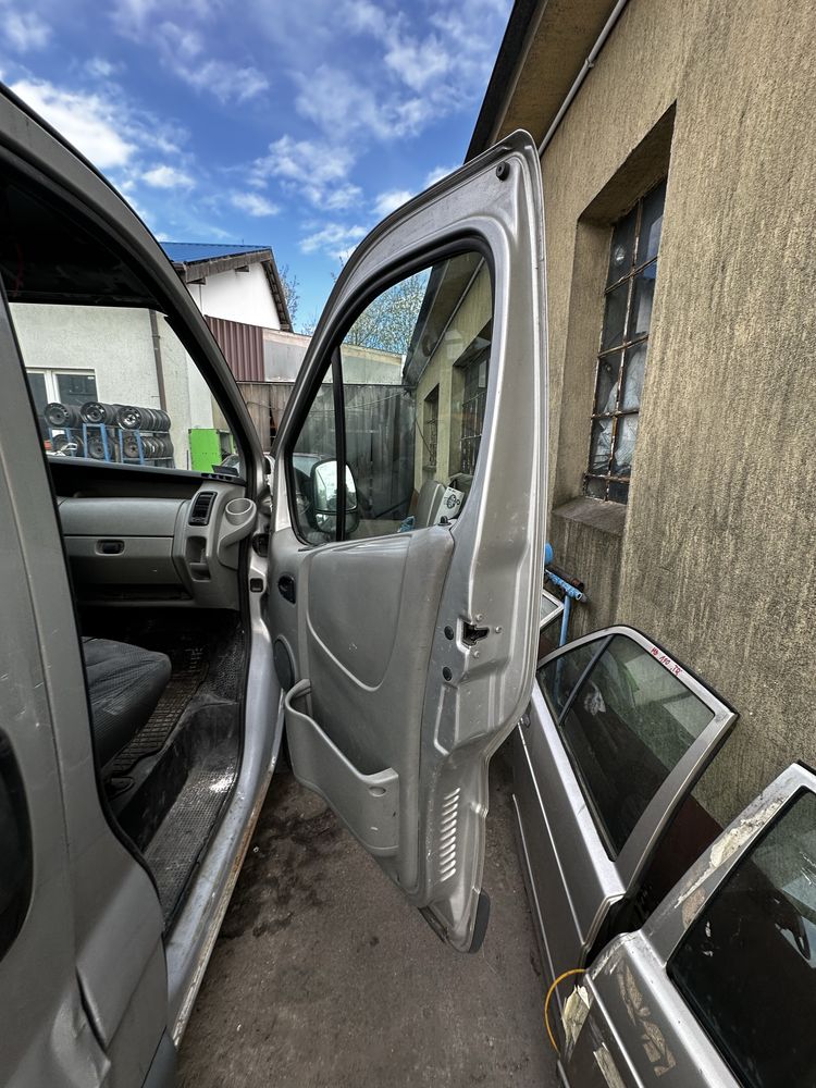 Drzwi Vivaro A Prawe przód L147