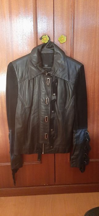 Casaco em pele e tecidos