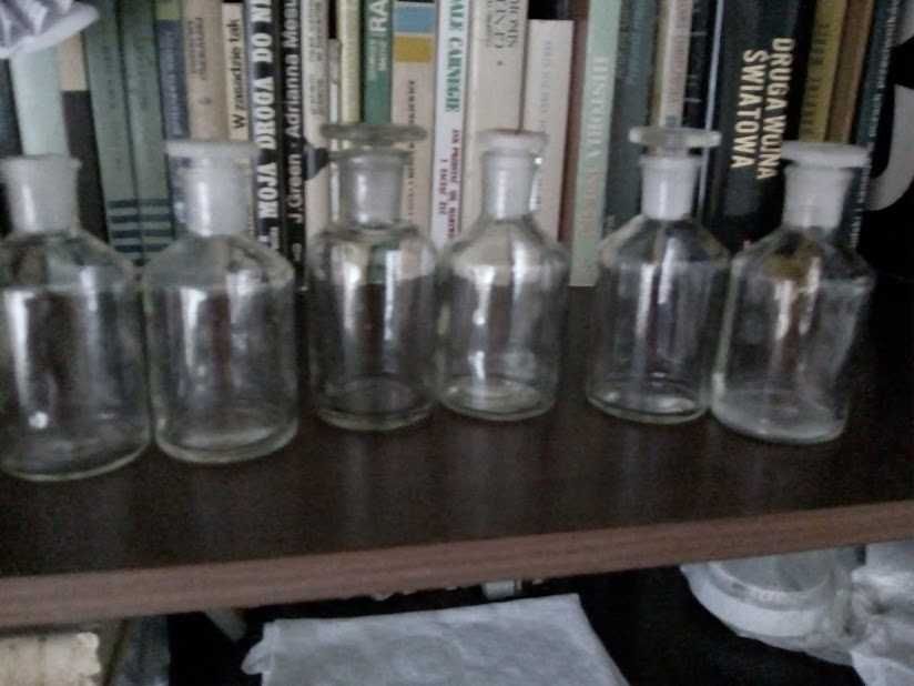 buteleczki jasne, z wąską szyjką, ze szlifem z czasów PRL