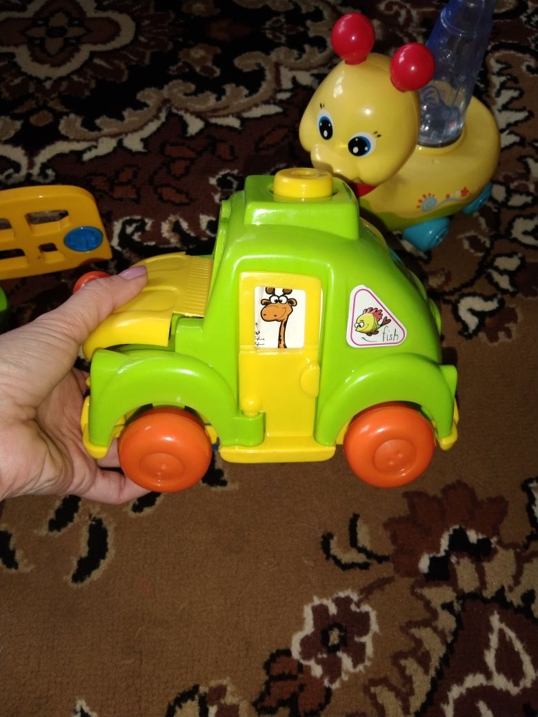 Игрушки развашки для малышей, дві машинки, з дефектом