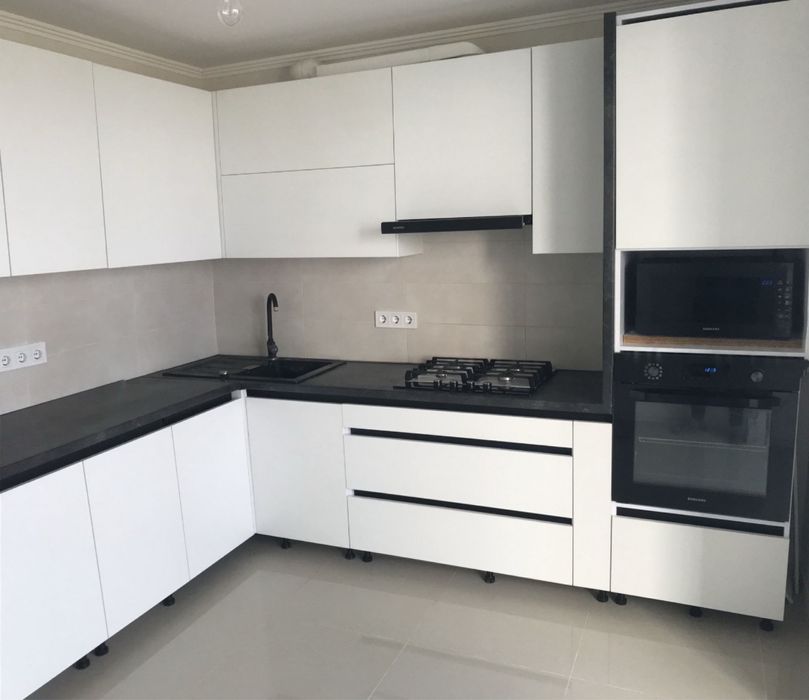 Продам 3-кімнатну квартиру на Митниці, вул. Жужоми