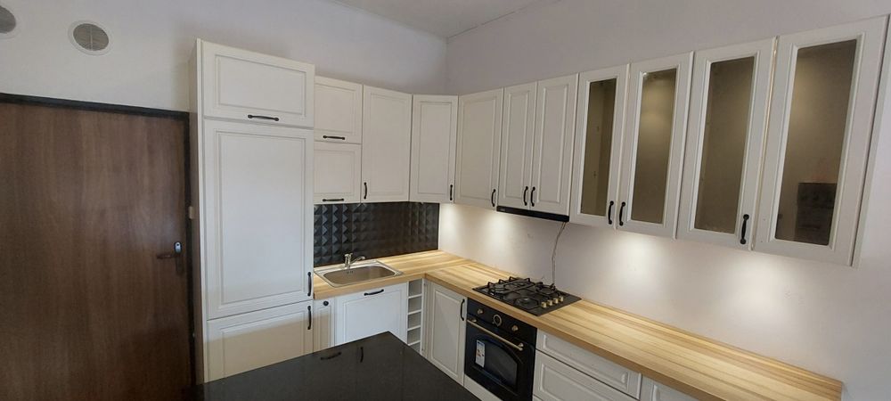 Meble kuchenne  z ekspozycji z   frontami lakierowanymi .