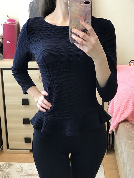 Темно-синя кофта з баскою