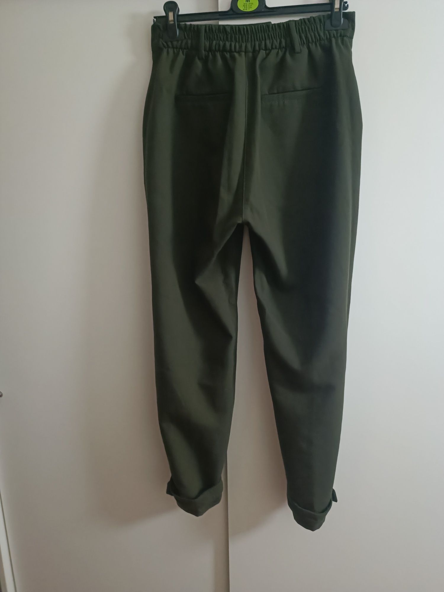 Calça verde da BERSHKA