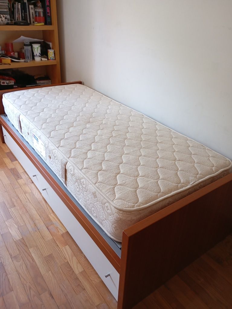 Cama solteiro com duas gavetas, estrado e colchão ortopédico