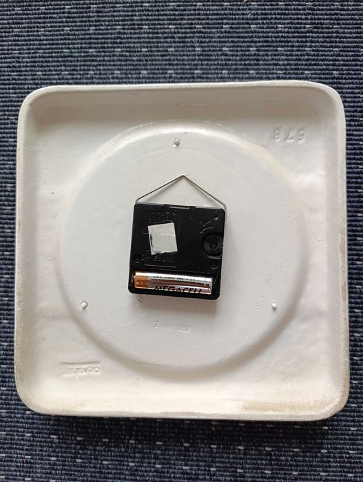 Porcelanowy zegar ścienny z czasów PRL