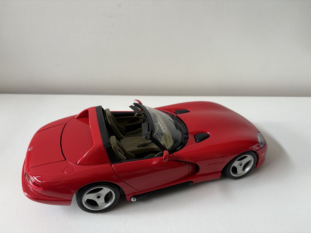 Model Dodge Viper 1:18 BBurago Burago (maisto welly)