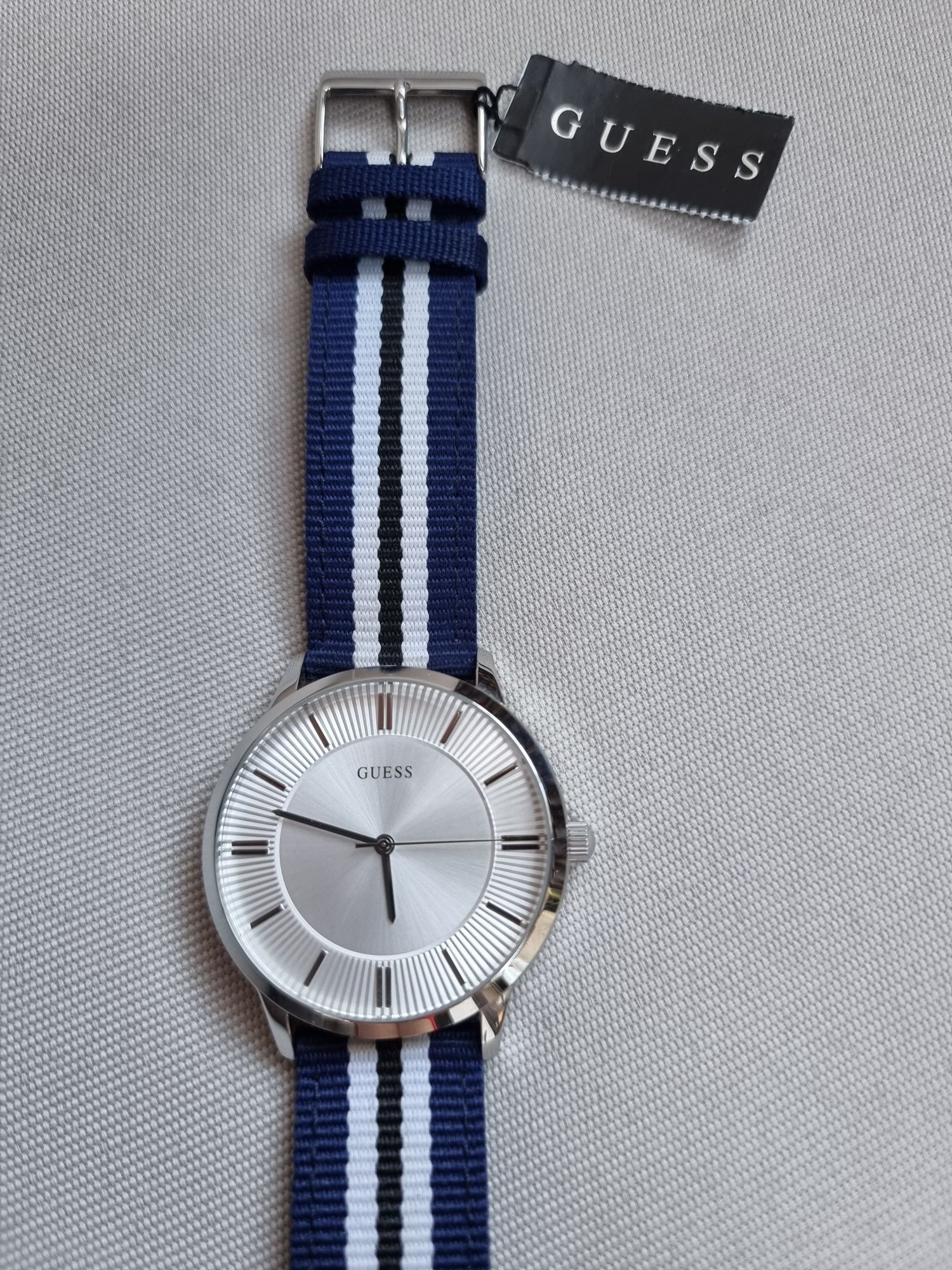 Męski klasyczny zegarek Guess srebrny biały pasek