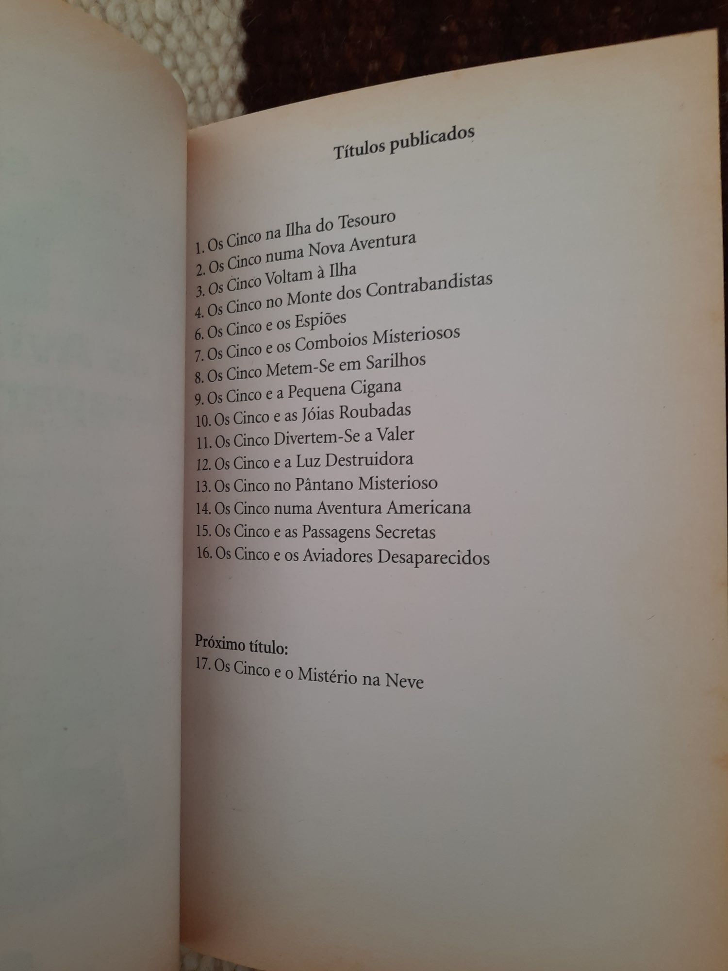 Livro da série "Os Cinco", de Enid Blyton