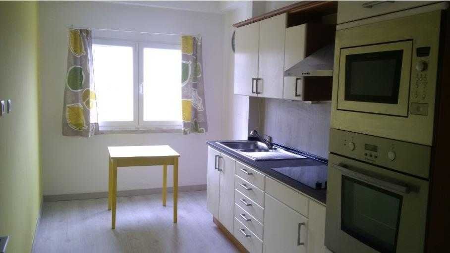 Rent / Arrendo apartamento com 2 quartos na Pontinha próximo do metro