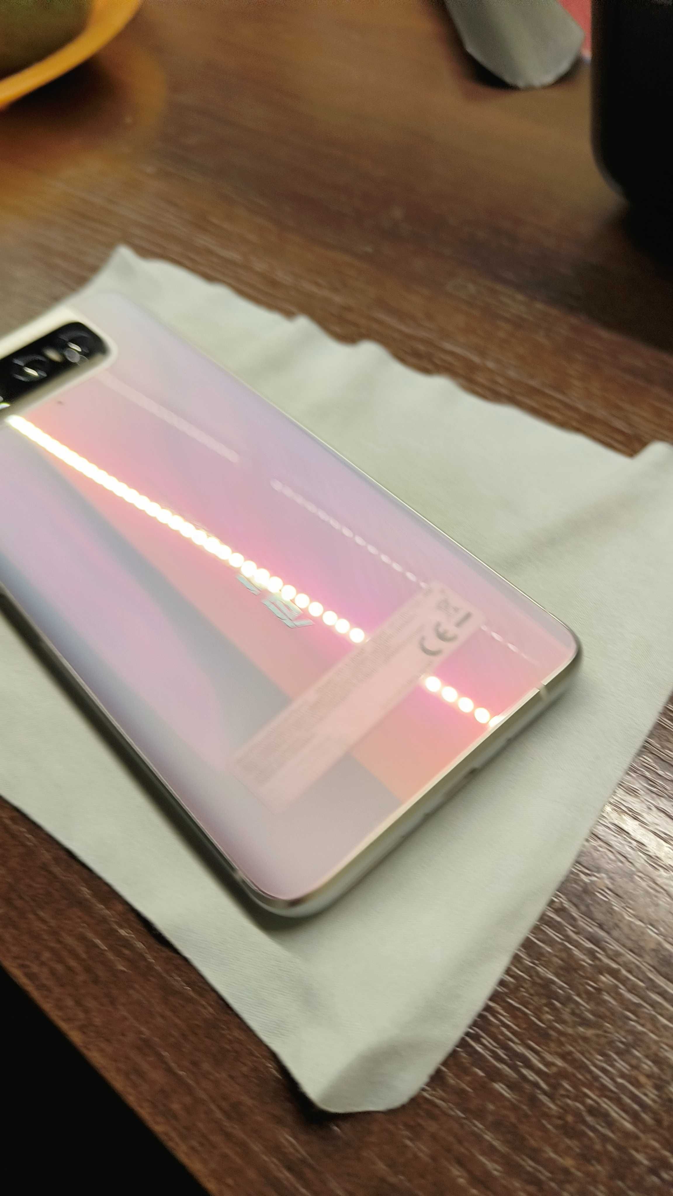 Asus Zenfone 7 białym kolorze