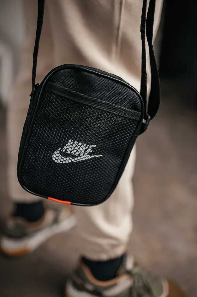 Чоловіча барсетка Nike чорна класика через плече