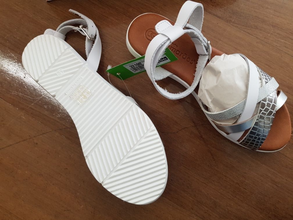 Sandálias brancas e prateadas
