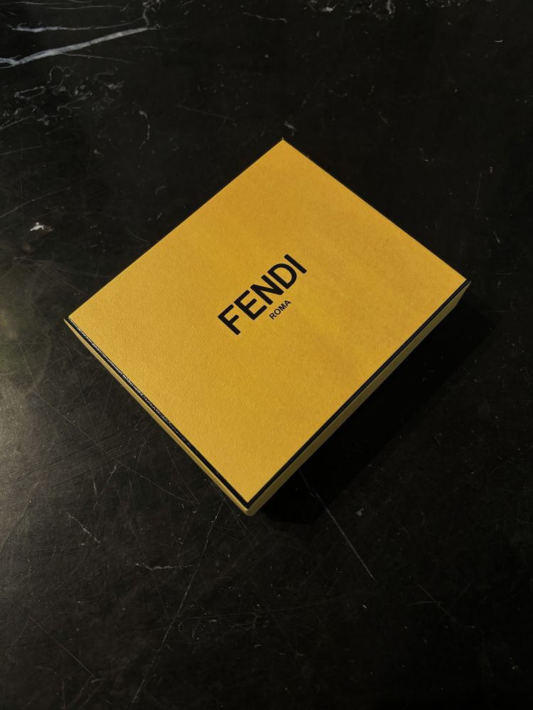 Oryginalny Fendi card holder