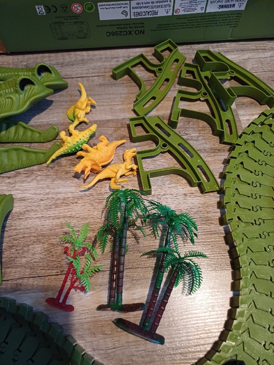 Tort samochodowy z dinozaurami Orbital Paradise