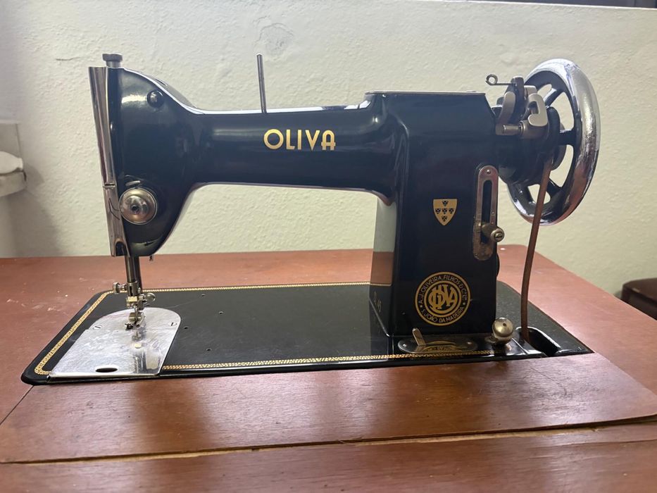 Máquina de Costura antiga OLIVA (a funcionar)