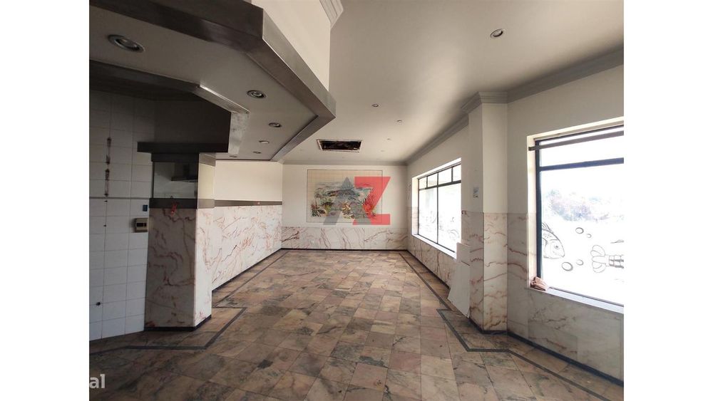Vende-Se Loja Em Azoia
